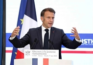 French President talks to Vietnamese students, young intellectuals in Hanoi
